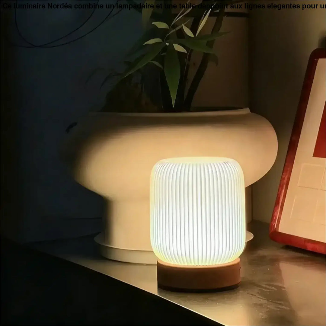 Veilleuse liana avec lumière blanche chaude et corps translucide sur base effet bois cylindrique à rainures verticales