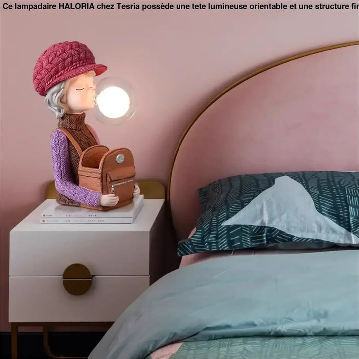 Lampe de chevet tiloux avec figurine femme bonnet lapin rouge et globe lumineux sac à dos cuir brun