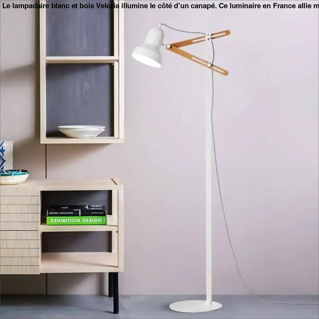 Lampadaire Blanc Et Bois À Abat-Jour Conique Noir Et Rose