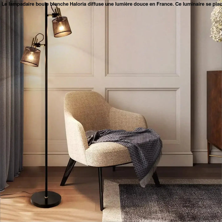 Lampadaire boule blanche haloria avec structure noire et deux abat-jours en maille chaude pour ambiance douce
