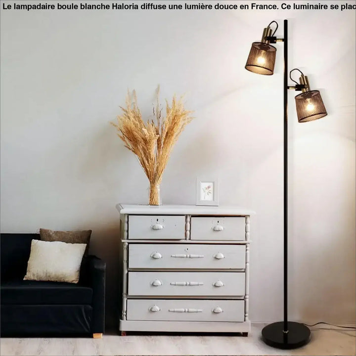Lampadaire boule blanche haloria noir avec deux abat-jours en maille et accents en laiton élégant