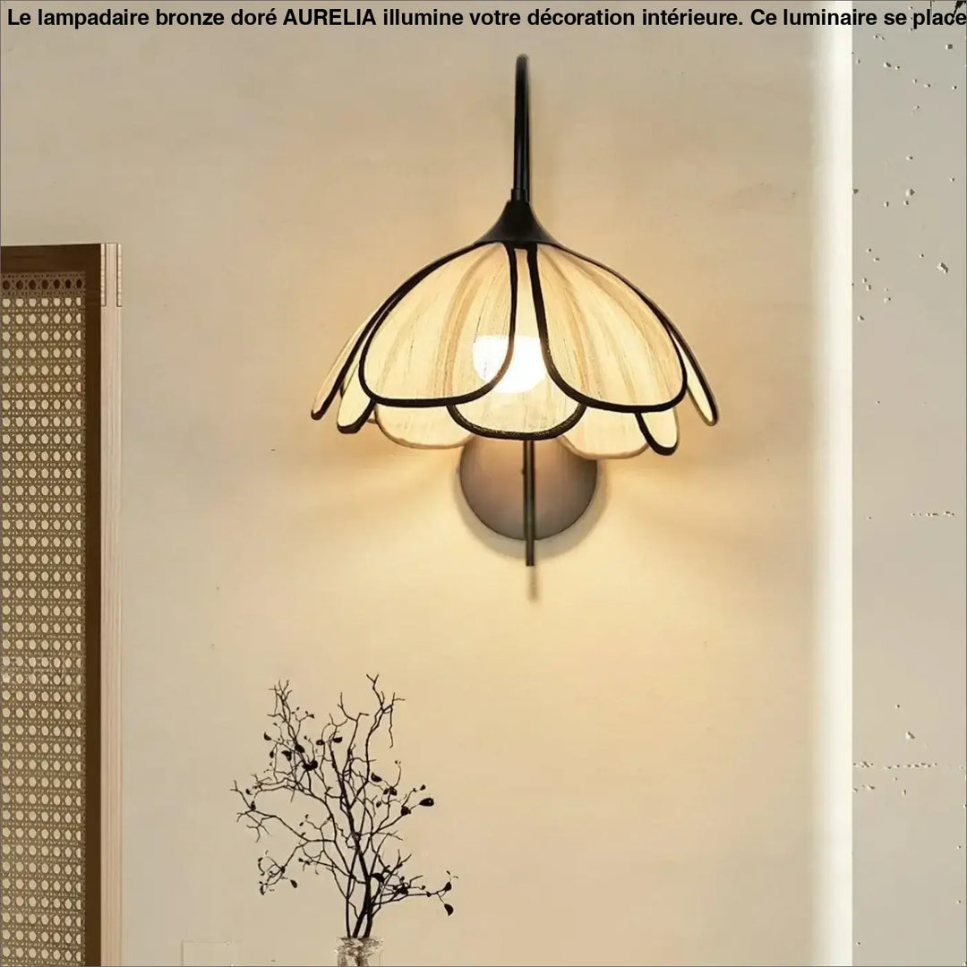 Lampadaire bronze dore aurelia avec applique murale en verre teinté crème et armature métallique noire en forme de pétales