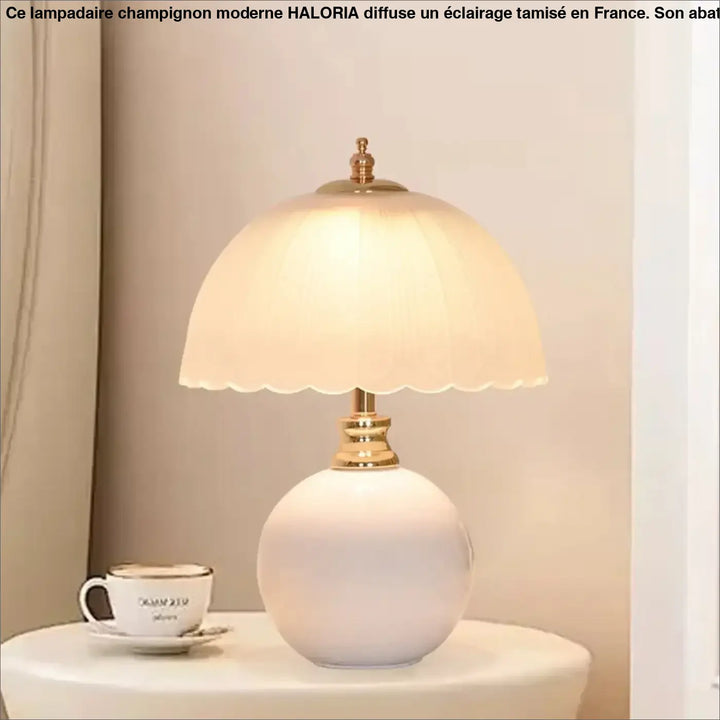 Lampe de table aloria en céramique blanche avec base en métal doré et abat-jour en verre crème à bord festonné vintage champignon