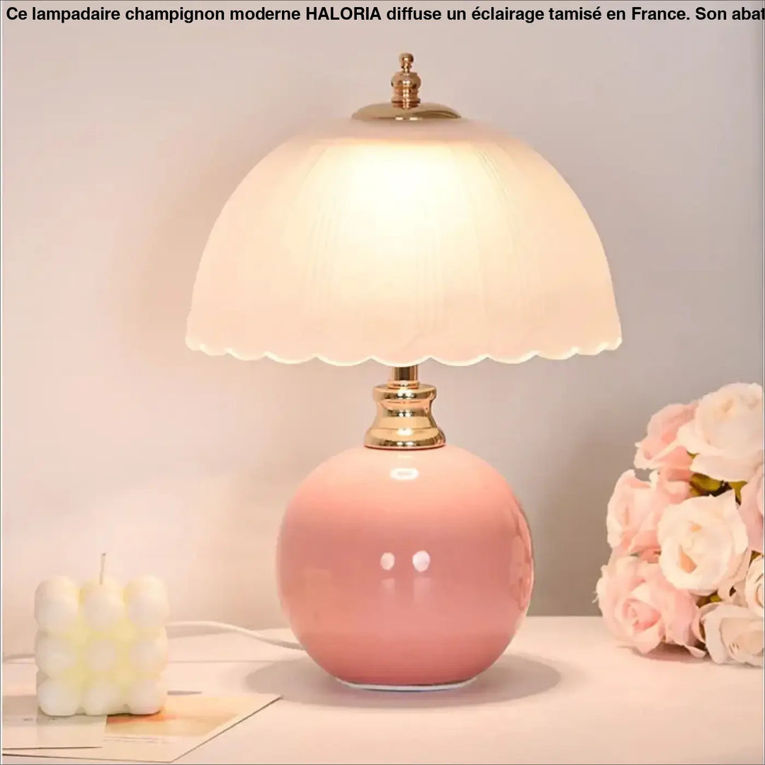 Lampe de table aloria avec base en métal doré et abat-jour en verre dépoli rose vintage champignon