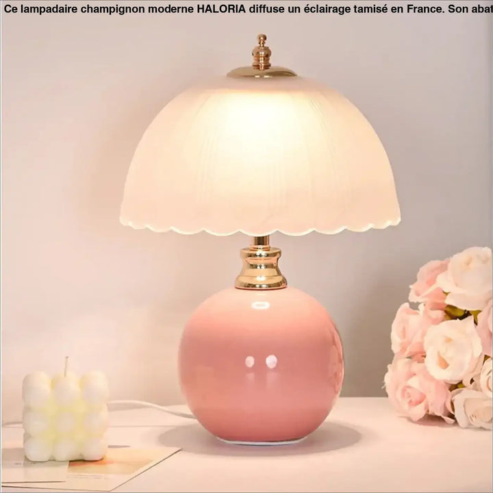 Lampe de table aloria avec base en métal doré et abat-jour en verre dépoli rose vintage champignon