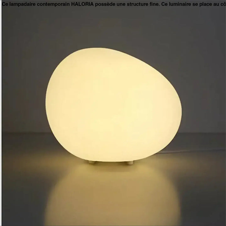 Veilleuse contemporaine inspirée d’un galet en forme d’œuf blanc doux avec finition mate pour ambiance apaisante