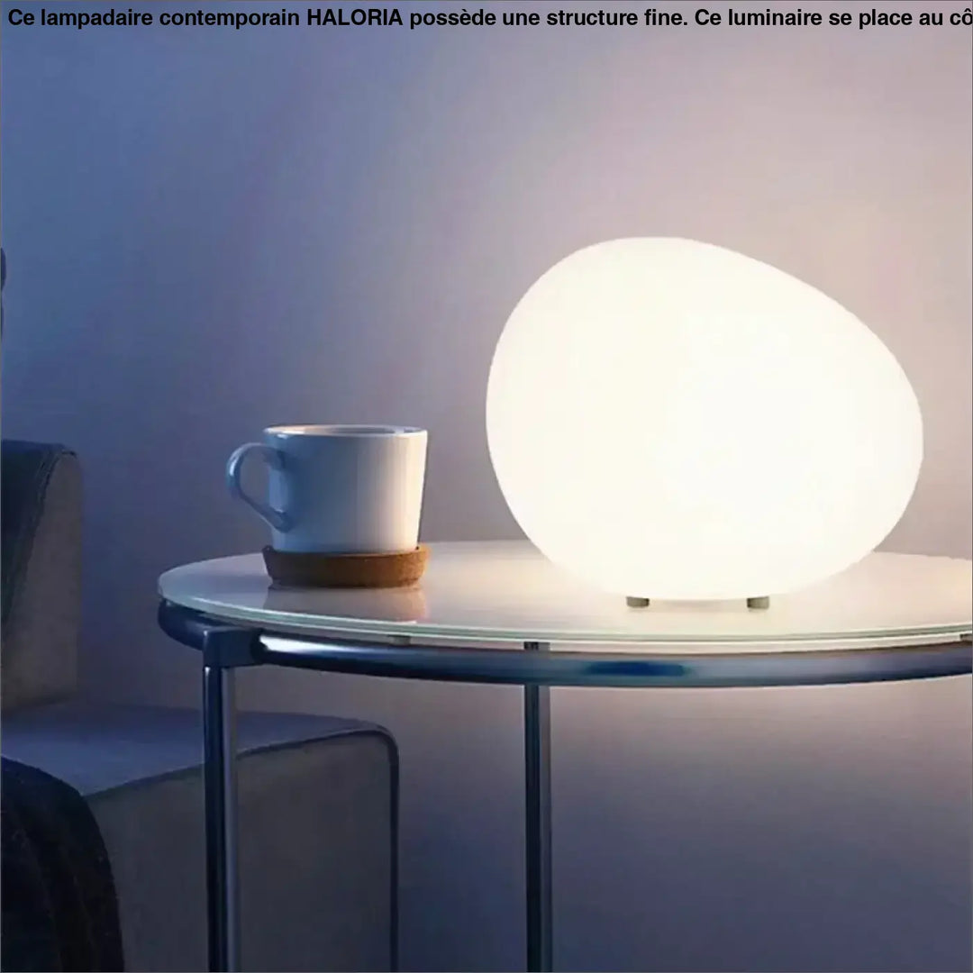 Veilleuse contemporaine inspirée d’un galet avec une surface translucide blanche et un éclairage doux en forme ovoïde