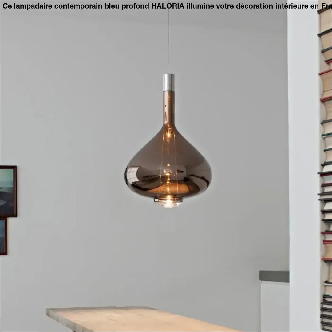 Suspension luminaire elys en verre soufflé à effet fumé avec tige et base métallique couleur ambre
