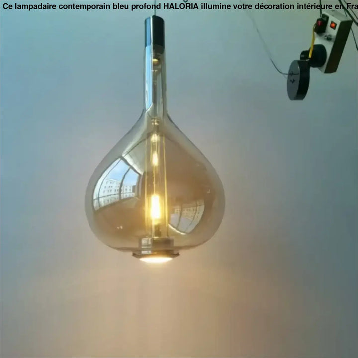 Suspension luminaire elys avec verre soufflé clair et accents métalliques effet fumé et filament lumineux visible