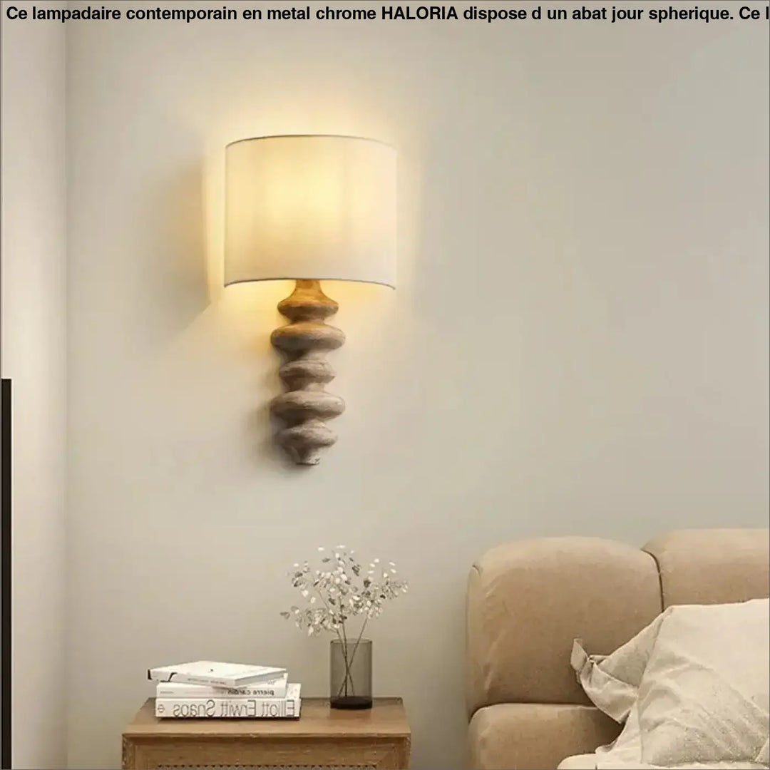 Applique murale warm-toned avec base en bois empilée texturée et abat-jour beige pour une lumière chaleureuse