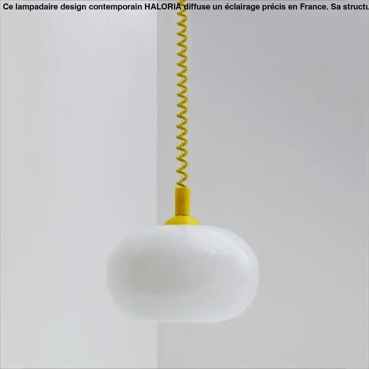 Suspension luminaire neronia avec verre opalin blanc et cordon jaune vif en spirale pour une suspension luminaire moderne