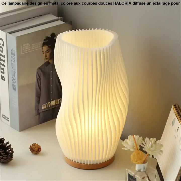 Lampe de table loana avec corps blanc sculpté à lignes fluides et base en bois pour une ambiance chaleureuse