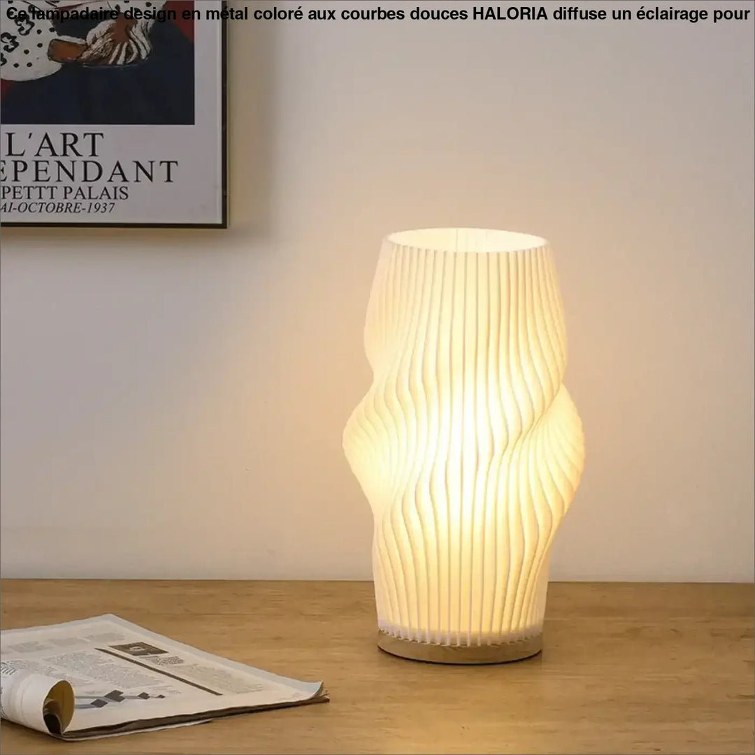 Lampe de table loana crème en matériau translucide avec lignes fluides diffuse une ambiance chaleureuse