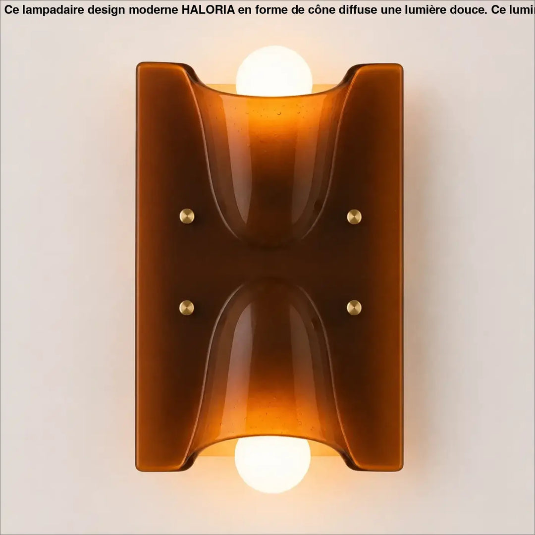 Applique murale kavia en verre sculpté ambre chaud avec design double sens et accents en laiton élégant