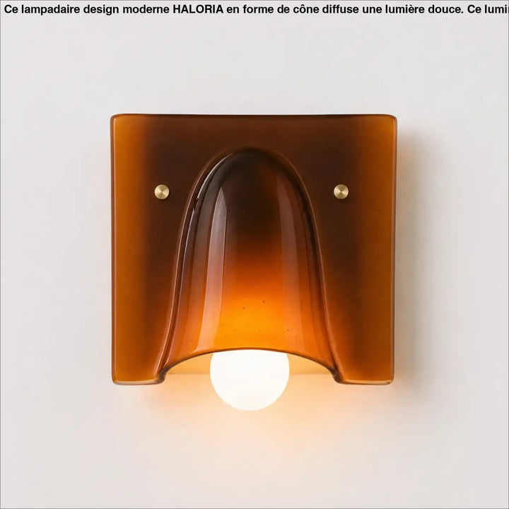 Applique murale kavia en verre sculpté ambre avec design courbé en forme de cloche et fixation double sens en laiton