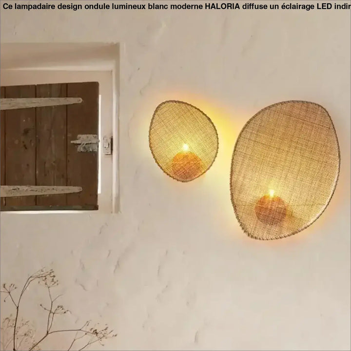 Deux lampadaires design ondule lumineux blanc en osier avec lumière dorée chaude émanant intérieur