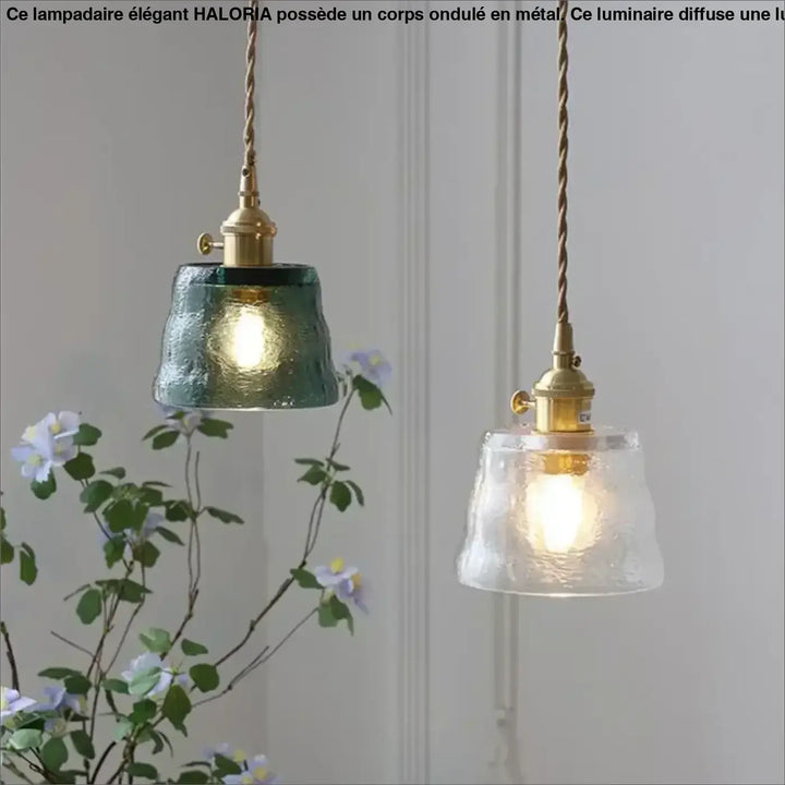 Suspension luminaire nais avec deux suspensions vintage en verre texturé teal et clair et corde torsadée en laiton