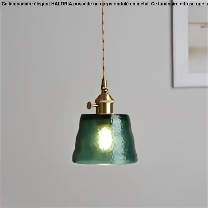 Suspension luminaire nais en verre texturé vert avec finition laiton pour un design rétro et une suspension vintage élégante