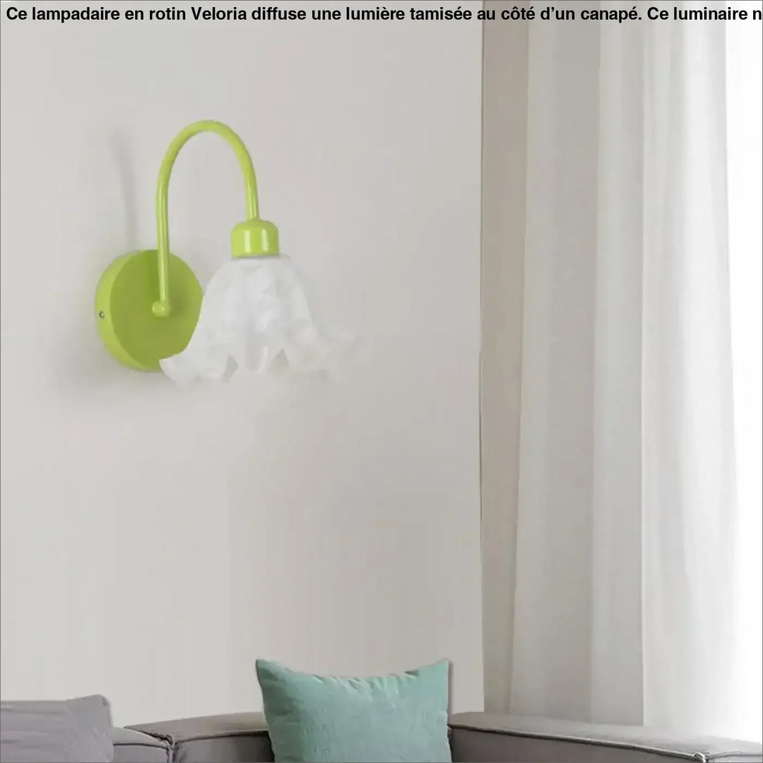 Lampadaire en rotin lime vert avec abat-jour en verre translucide fleur à fixer côté d’un canapé