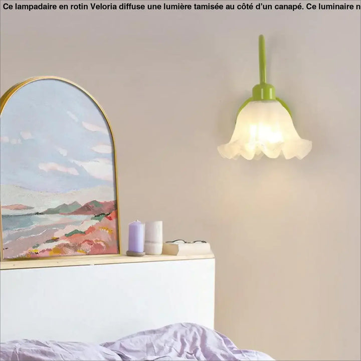 Lampadaire en rotin avec lampe murale fleur verte douce translucide côté d’un canapé parfait pour ambiance calme