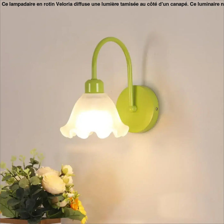 Lampadaire en rotin avec bras courbé vert lime et abat-jour en verre dépoli côté d’un canapé