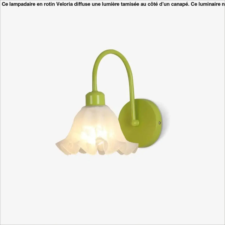 Lampadaire en rotin avec lampe murale lime verte à bras courbé et abat-jour en verre givré côté d’un canapé