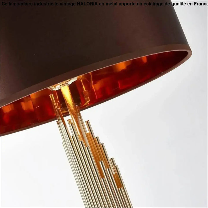 Lampadaire industrielle vintage haloria avec abat-jour marron foncé bordé cuivre et base en tiges métalliques fines variées