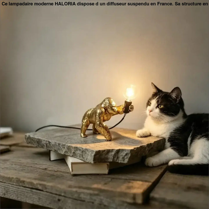 Lampe de table gorenzo avec figurine de gorille dorée tenant une ampoule lumineuse table artistique gorille