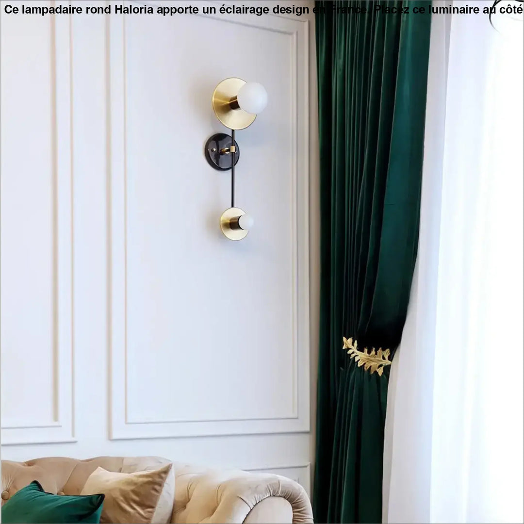 Lampadaire rond sur pied gold ton et verre dépoli avec tige noire pour côté d’un canapé élégant