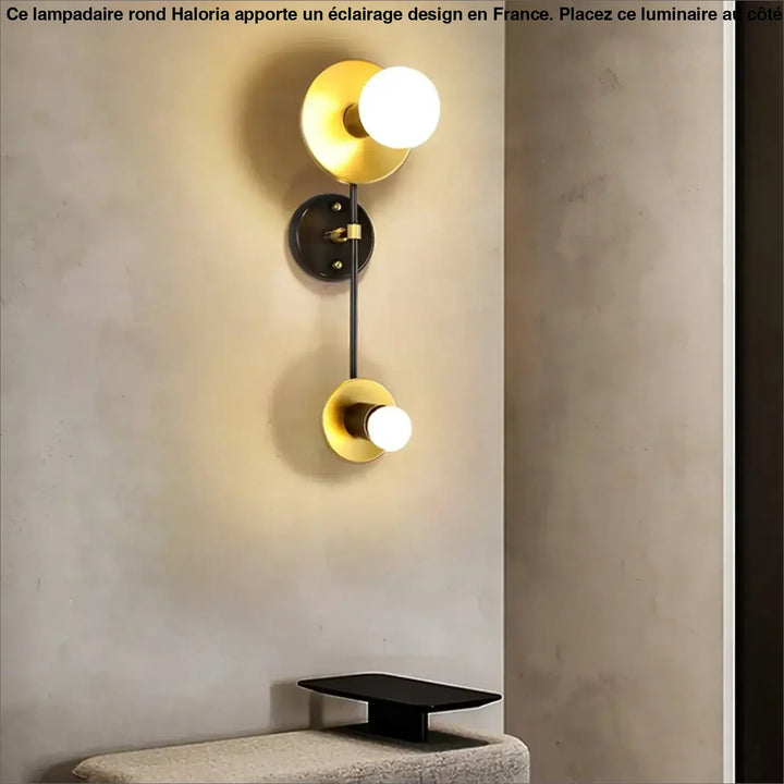Lampadaire rond sur pied avec double tête en ton or et plaque noire pour côté d’un canapé contemporain