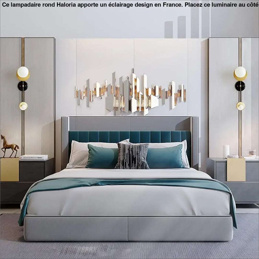 Lit avec cadre capitonné teal et literie assortie à côté d’un lampadaire rond haloria pour côté d’un canapé