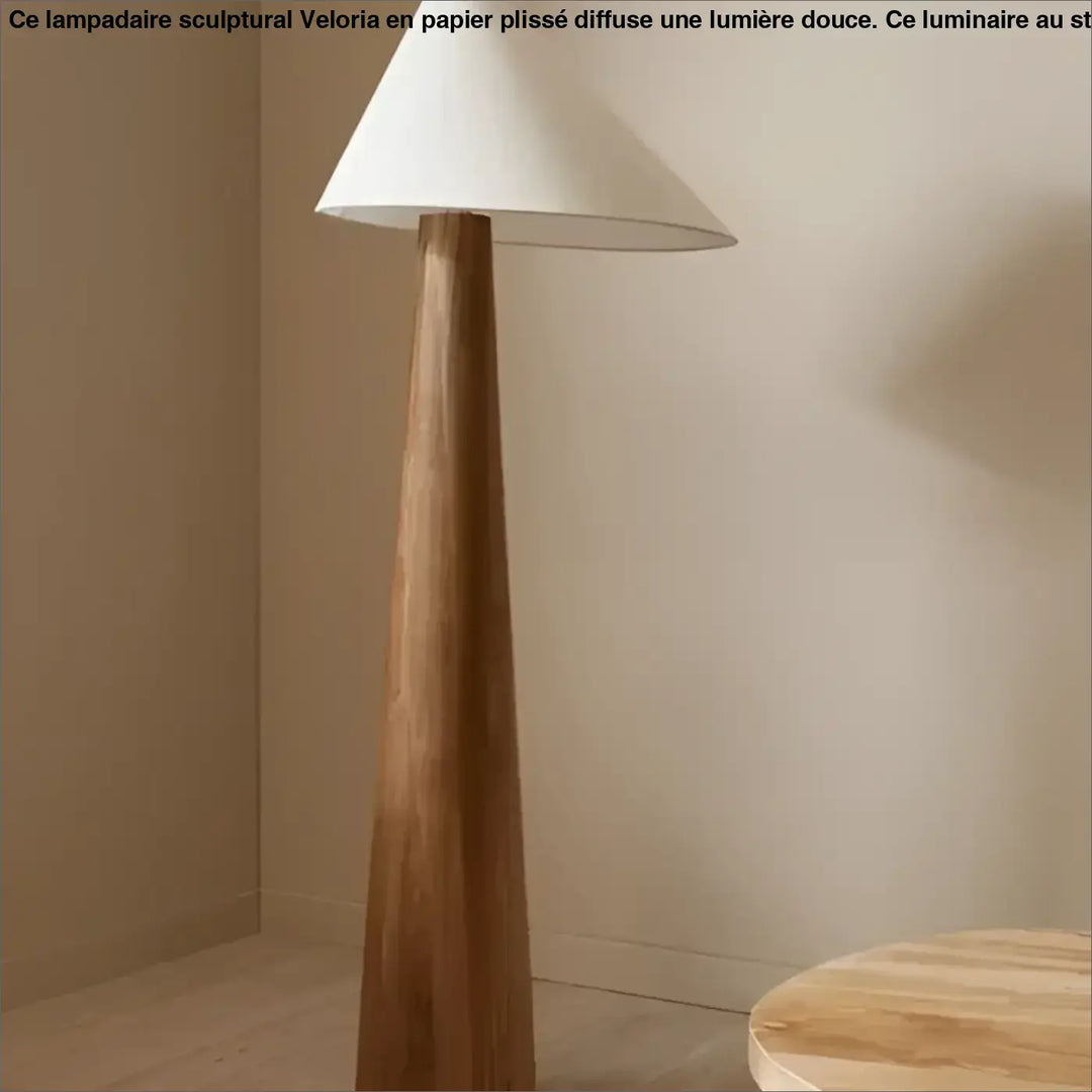Lampadaire chenou en bois mince avec abat-jour conique blanc idéal pour un coin lecture élégant