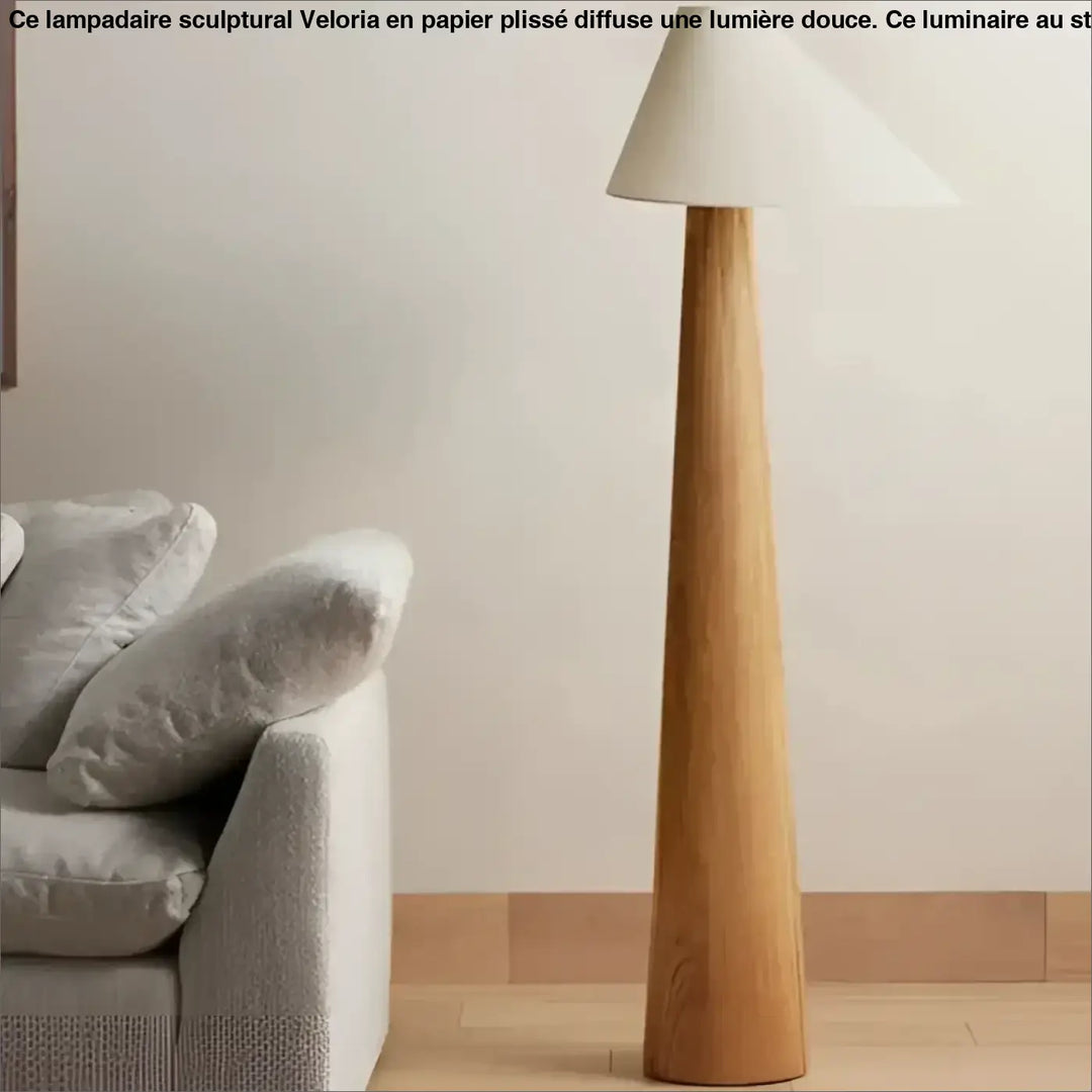 Lampadaire chenou en bois effilé avec abat-jour conique en tissu écru idéal pour coin lecture