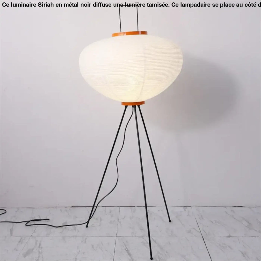 Lampadaire siriah en papier blanc avec base trépied en métal noir et accents en bois pour un design moderne élégant