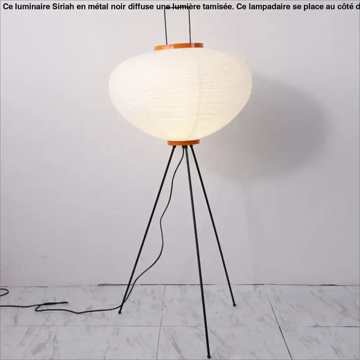 Lampadaire siriah en papier blanc avec base trépied en métal noir et accents en bois pour un design moderne élégant