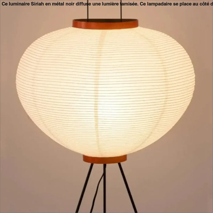 Lampadaire siriah en papier blanc chaudement éclairé à bord en bois avec base trépied pour décoration intérieure élégante