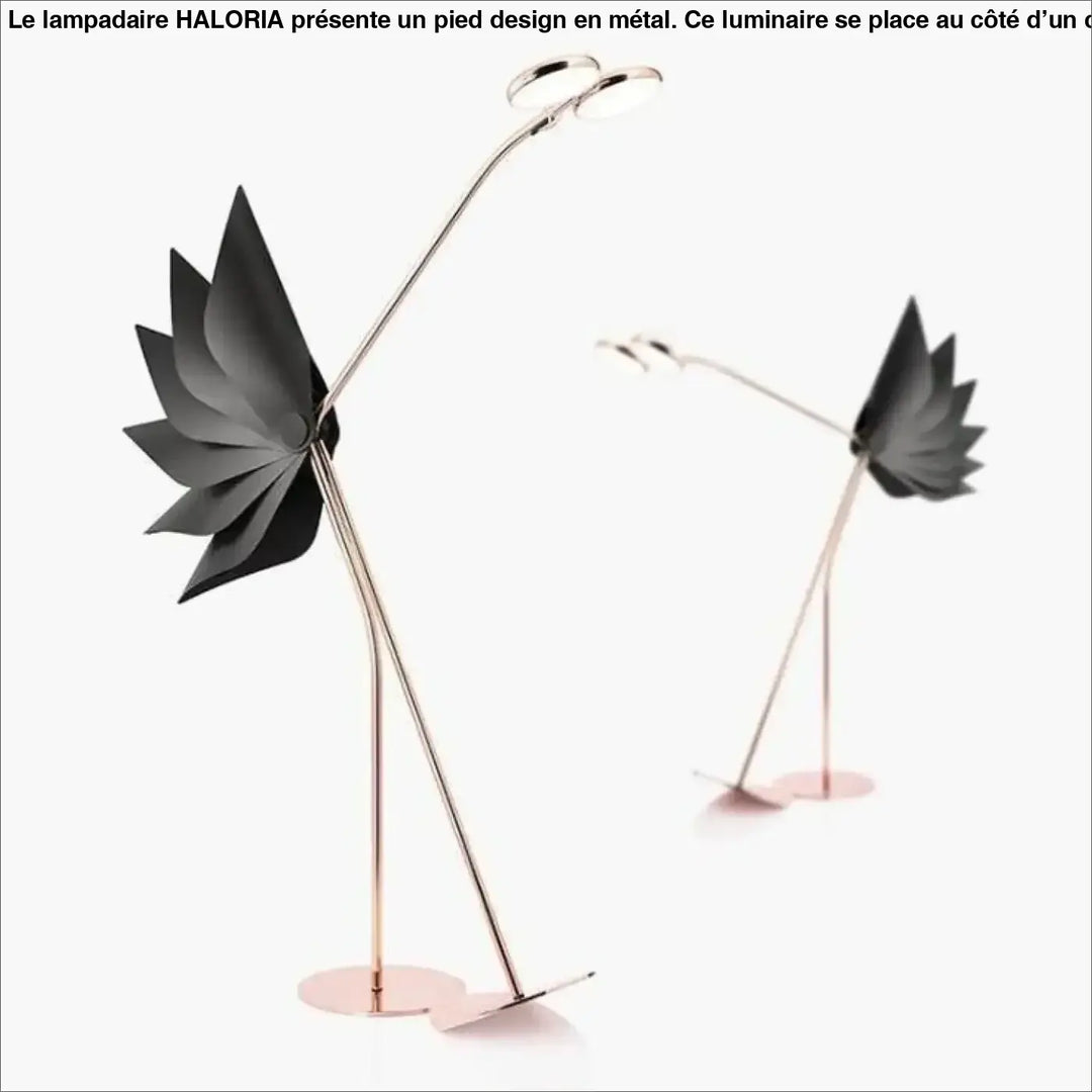 Lampadaire sur pied design haloria avec cadre métallique rose gold et abat-jour noir en forme de feuille côté d’un canapé