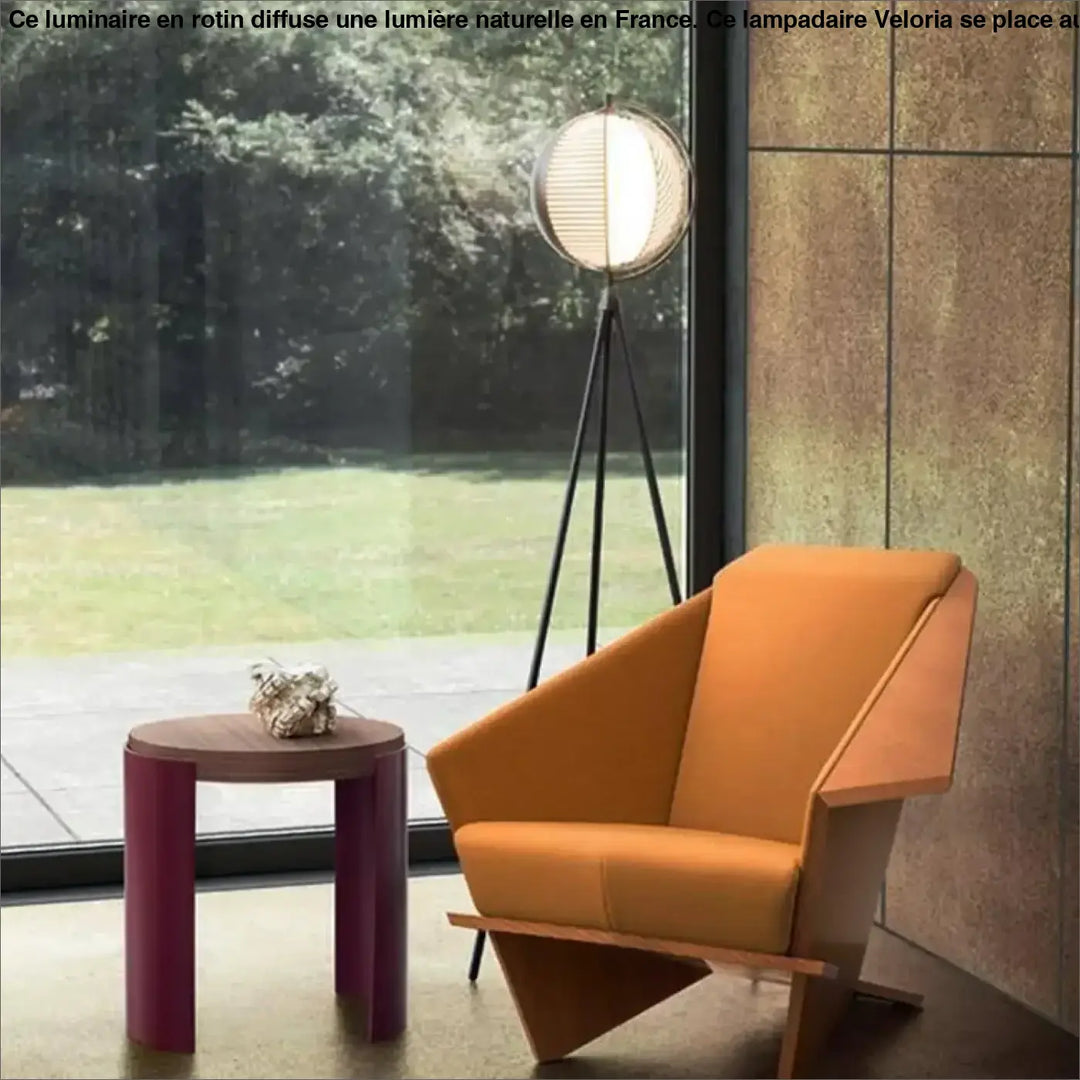 Lampadaire sur pied rotin veloria avec fauteuil orange moderne à côté d’un canapé en bois angulaire