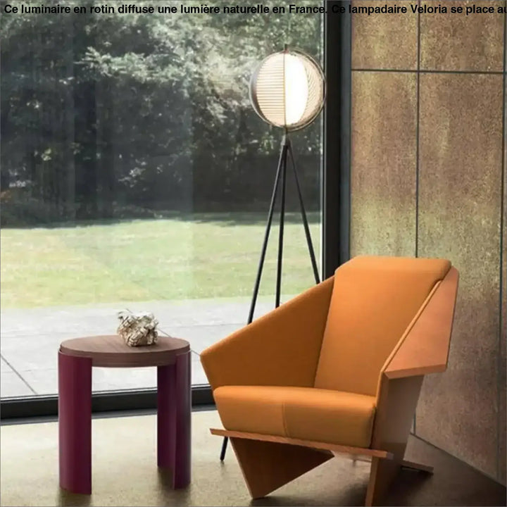 Lampadaire sur pied rotin veloria avec fauteuil orange moderne à côté d’un canapé en bois angulaire