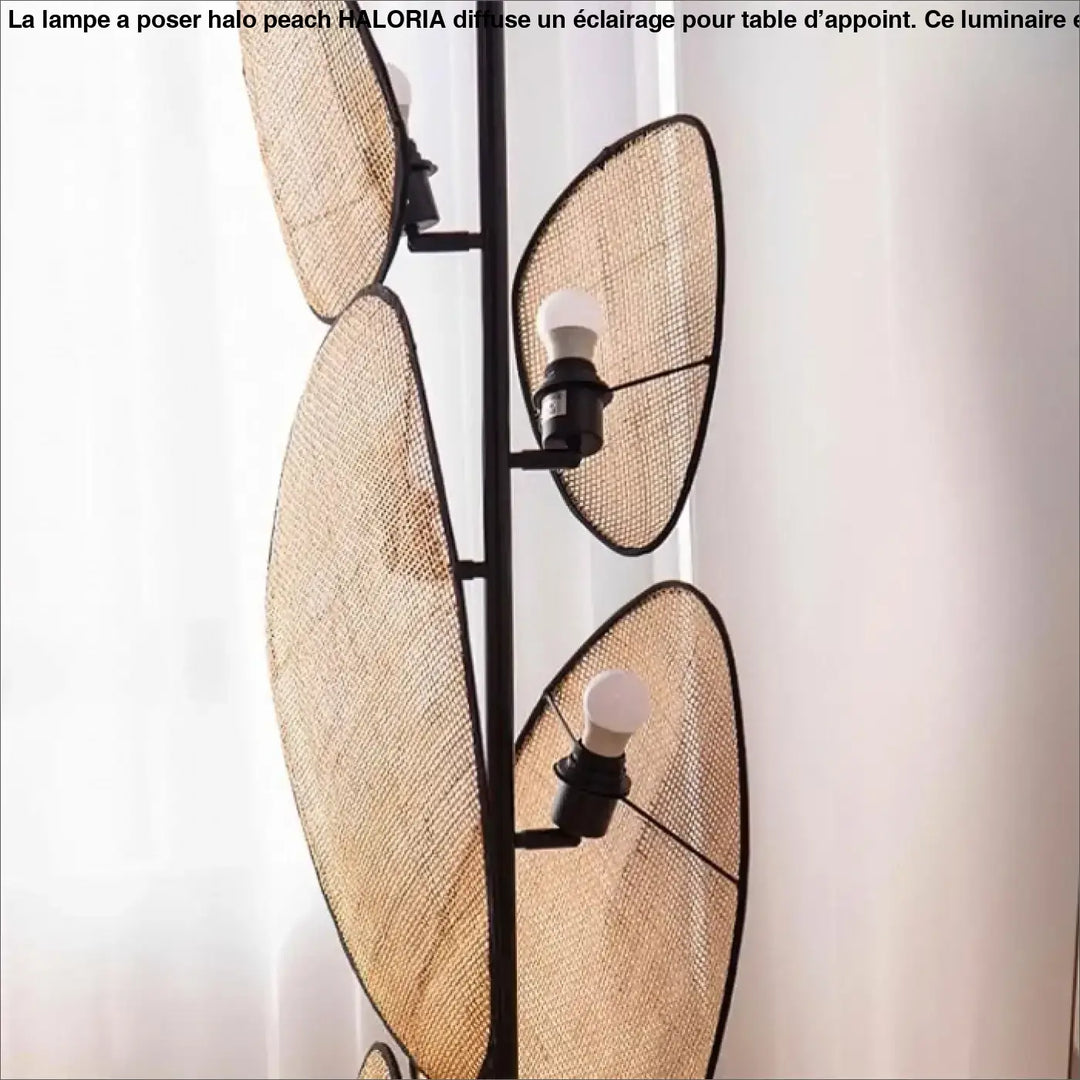 Black metal lampe a poser halo peach avec abat-jour en feuille de rotin naturel tressé et trois ampoules apparentes
