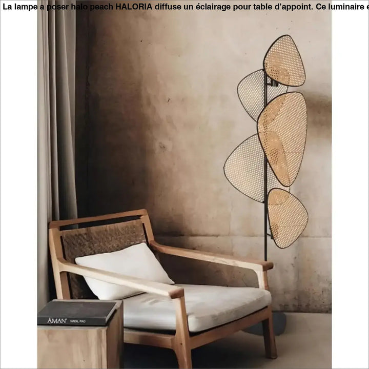 Lampe a poser halo peach avec structure en métal noir et abat-jour tressé en rotin forme feuille superposée