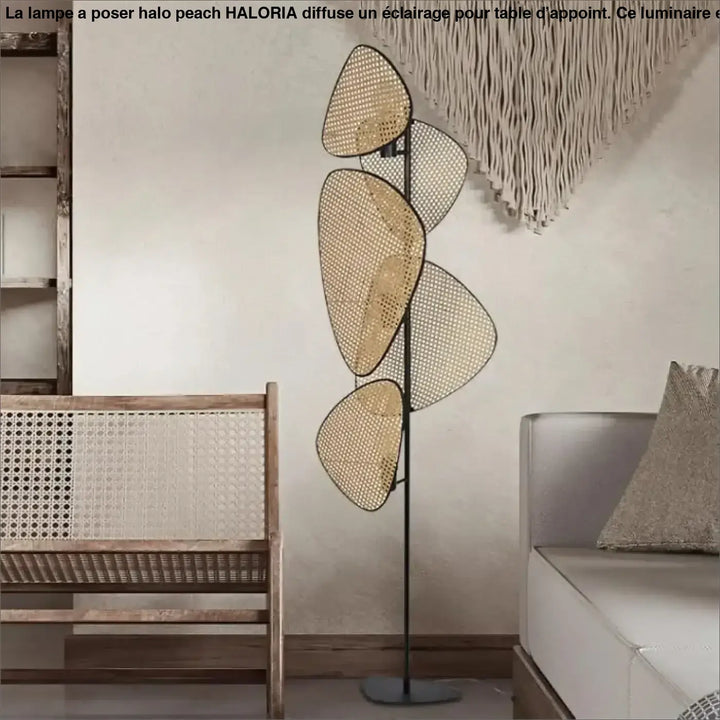 Lampe a poser halo peach avec cinq abat-jours en rotin tressé beige naturel forme feuille sur pied métal noir