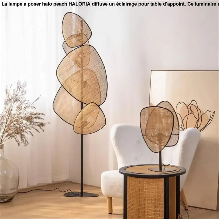 Lampe à poser halo peach avec cadre en métal noir et design sculptural en rotin naturel tressé