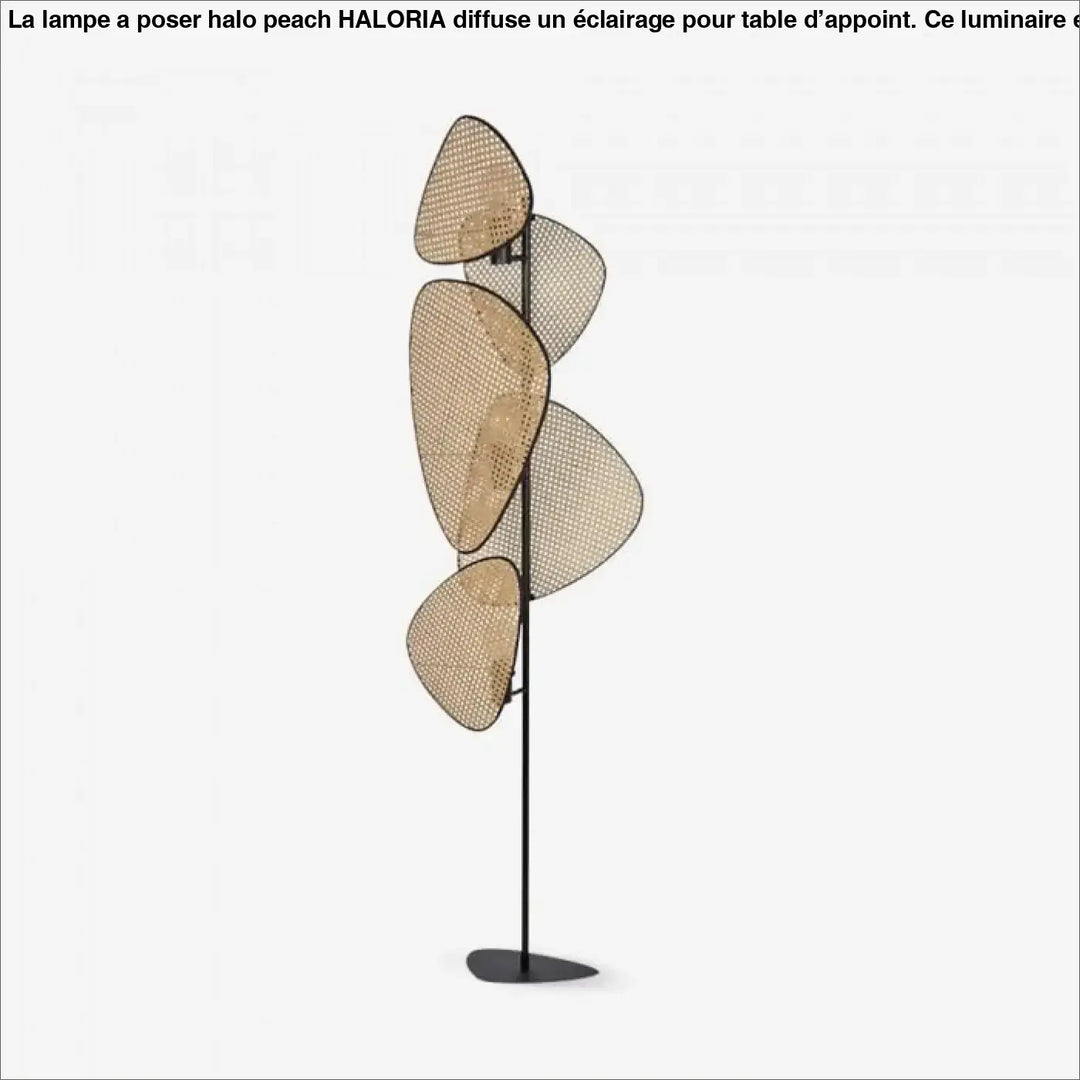 Lampe à poser halo peach beige naturel en rotin avec cinq panneaux superposés en forme de feuille et structure noire fine
