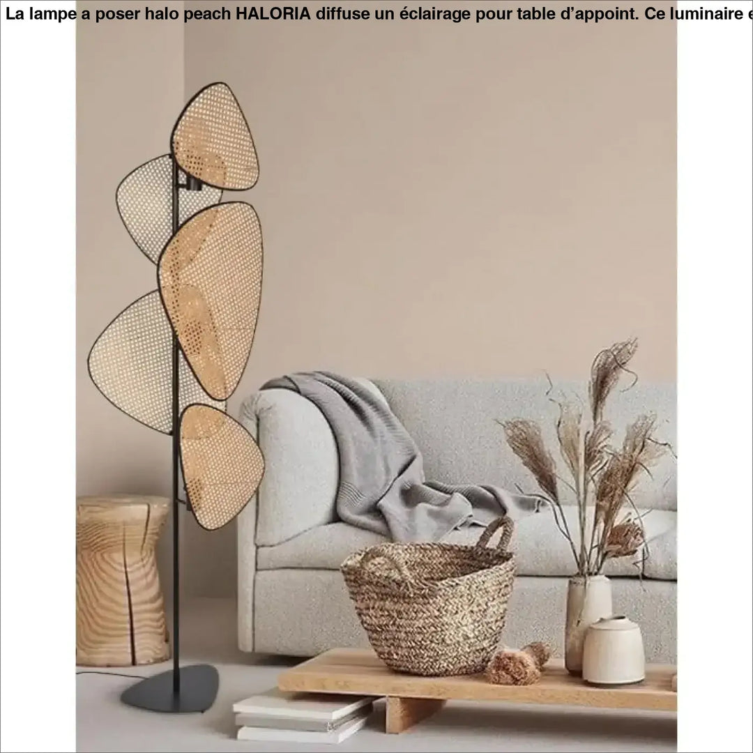 Lampe à poser halo peach avec structure métallique noire fine et cinq abat-jour en rotin tressé forme feuille