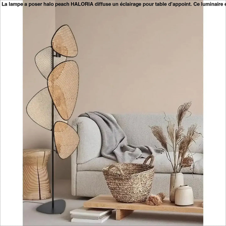 Lampe à poser halo peach avec structure métallique noire fine et cinq abat-jour en rotin tressé forme feuille