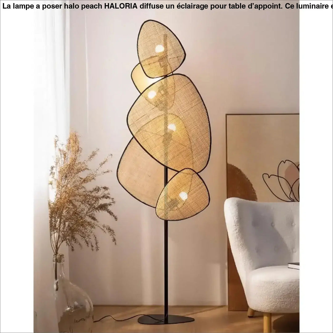 Lampe a poser halo peach avec pied en métal noir et cinq abat-jours tissés beige naturel irréguliers superposés