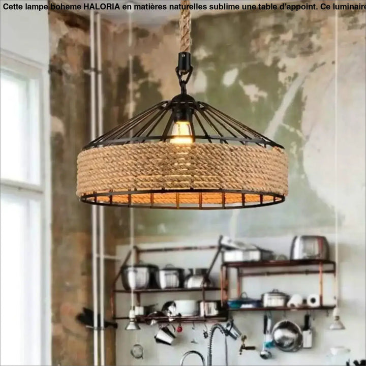 Lampe boheme industrielle avec cadre noir en métal, bande en corde naturelle tissée et ampoule edison exposée, idéale sur table d’appoint