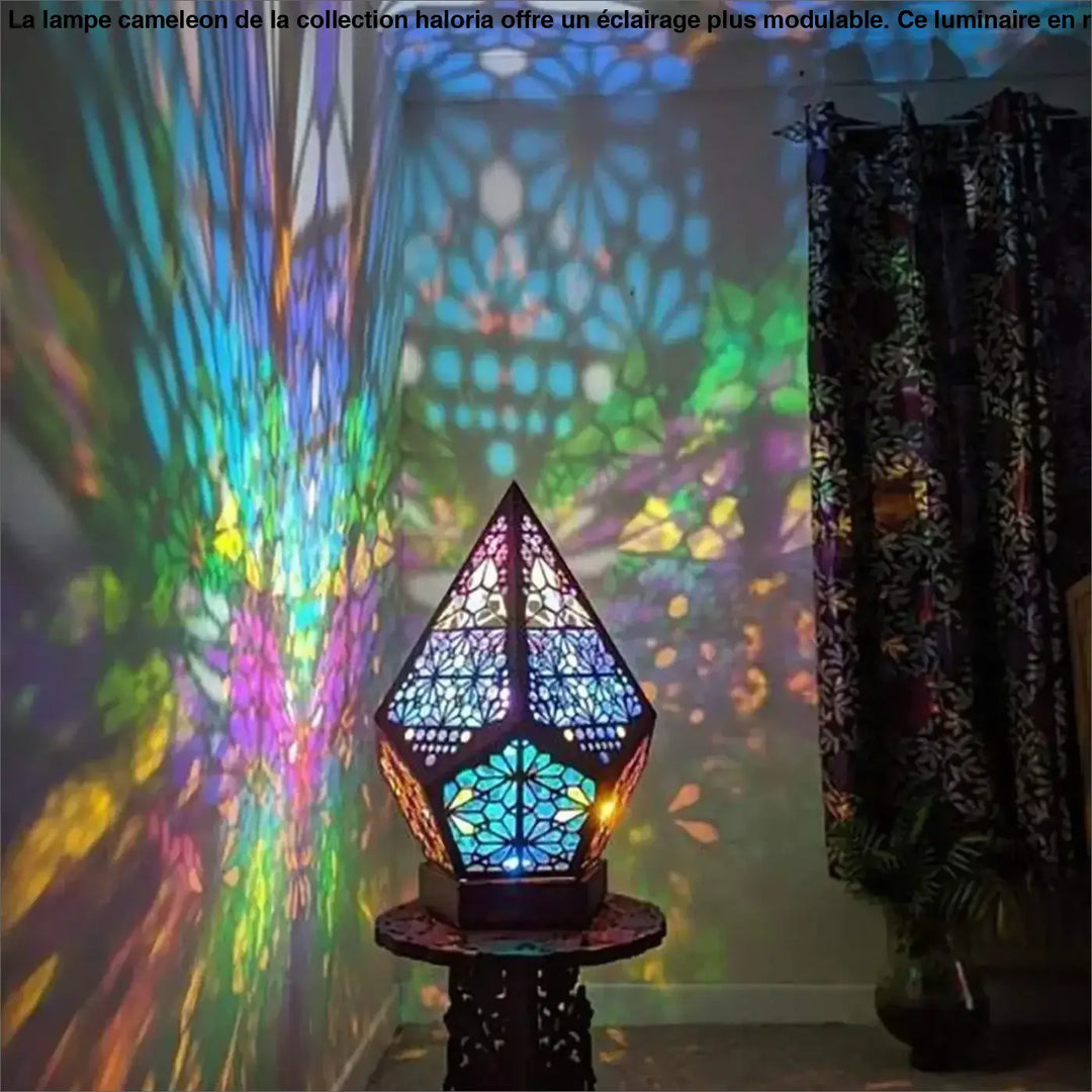 Lampe cameleon table d’appoint en verre teinté bleu violet et rose avec motifs géométriques collection haloria