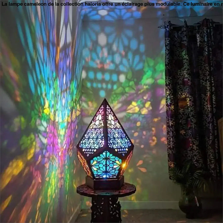 Lampe cameleon table d’appoint en verre teinté bleu violet et rose avec motifs géométriques collection haloria